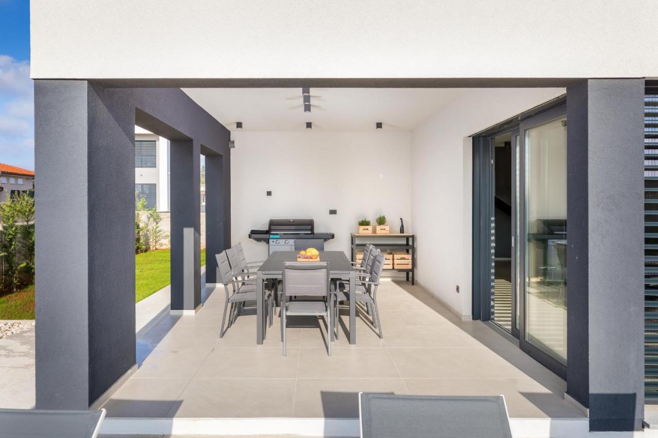 Amazing Private Villa With Outdoor Swimming Pool In Vodnjan Exteriör bild